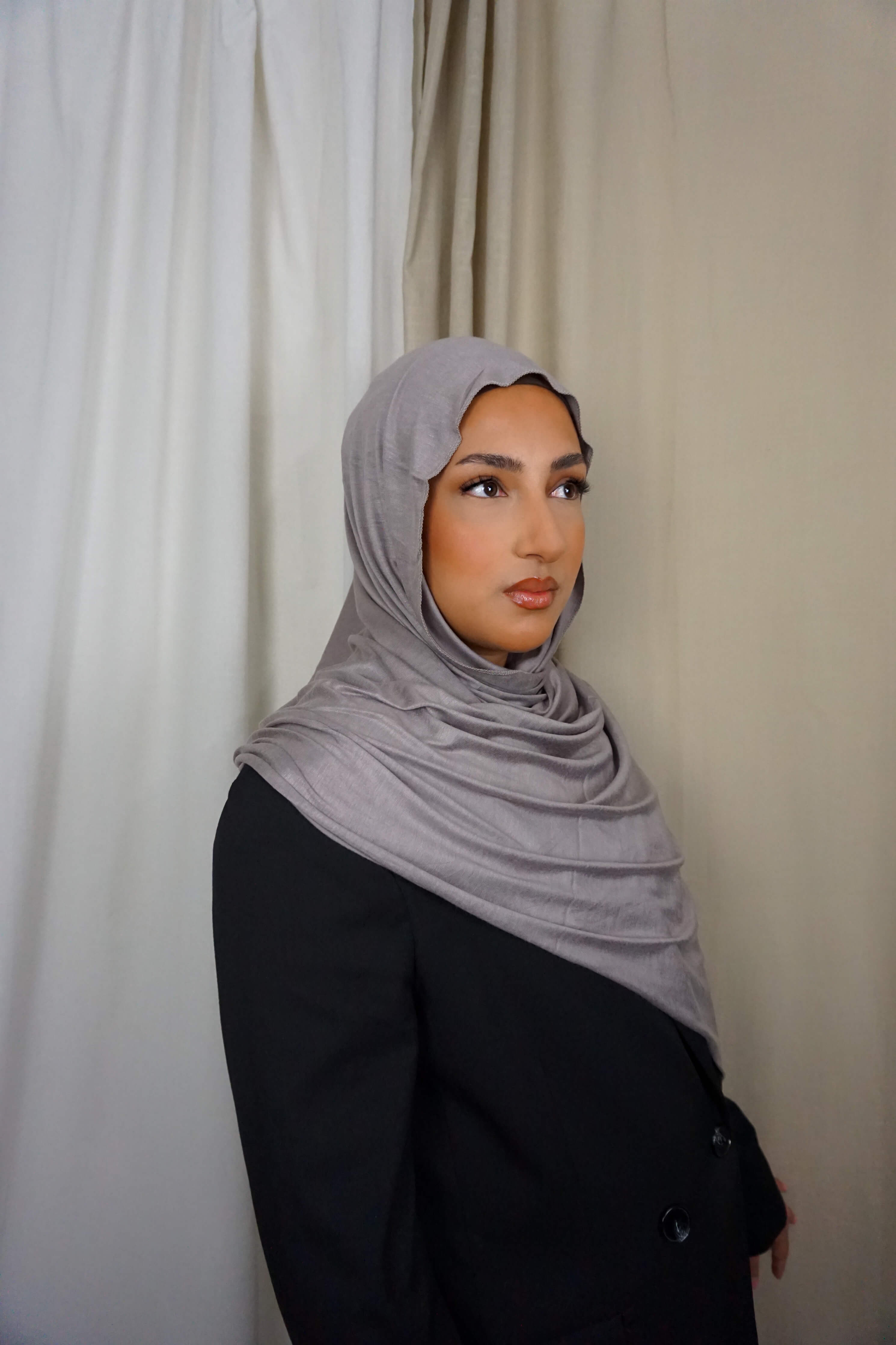 Soft jersey hijab in natural grey